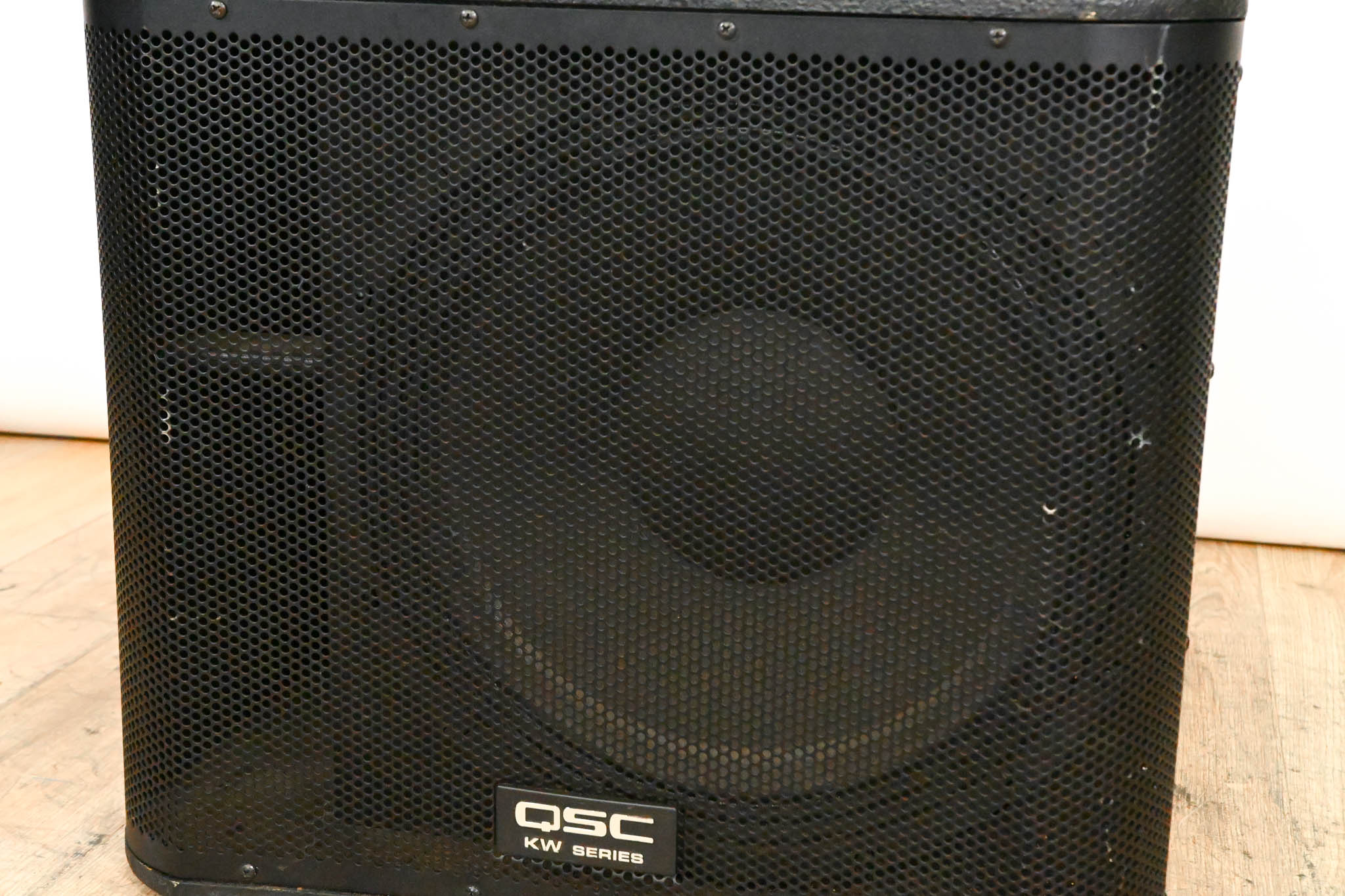 QSC KW181 1000W 18" Powered Subwoofer
