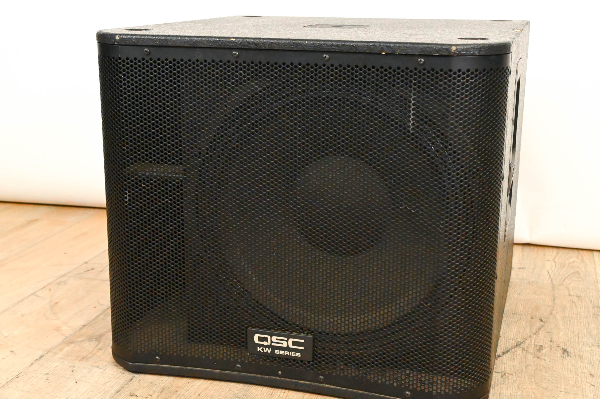QSC KW181 1000W 18" Powered Subwoofer