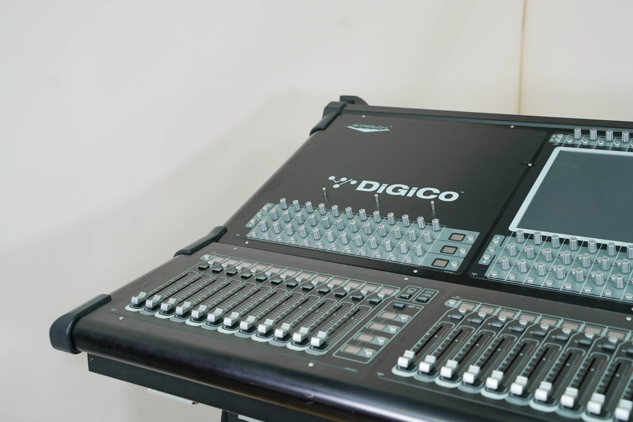 DiGiCo SD10 Digital Mixing Console w/ Waves Card, ST Optical & Road Case