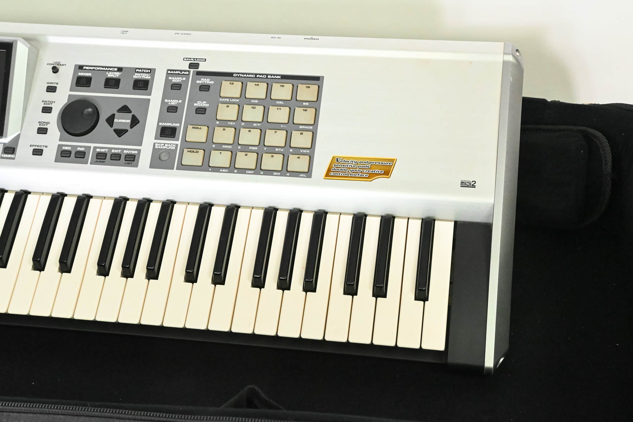 Roland Fantom-X7 76-Key Keyboard Workstation with Gator Case