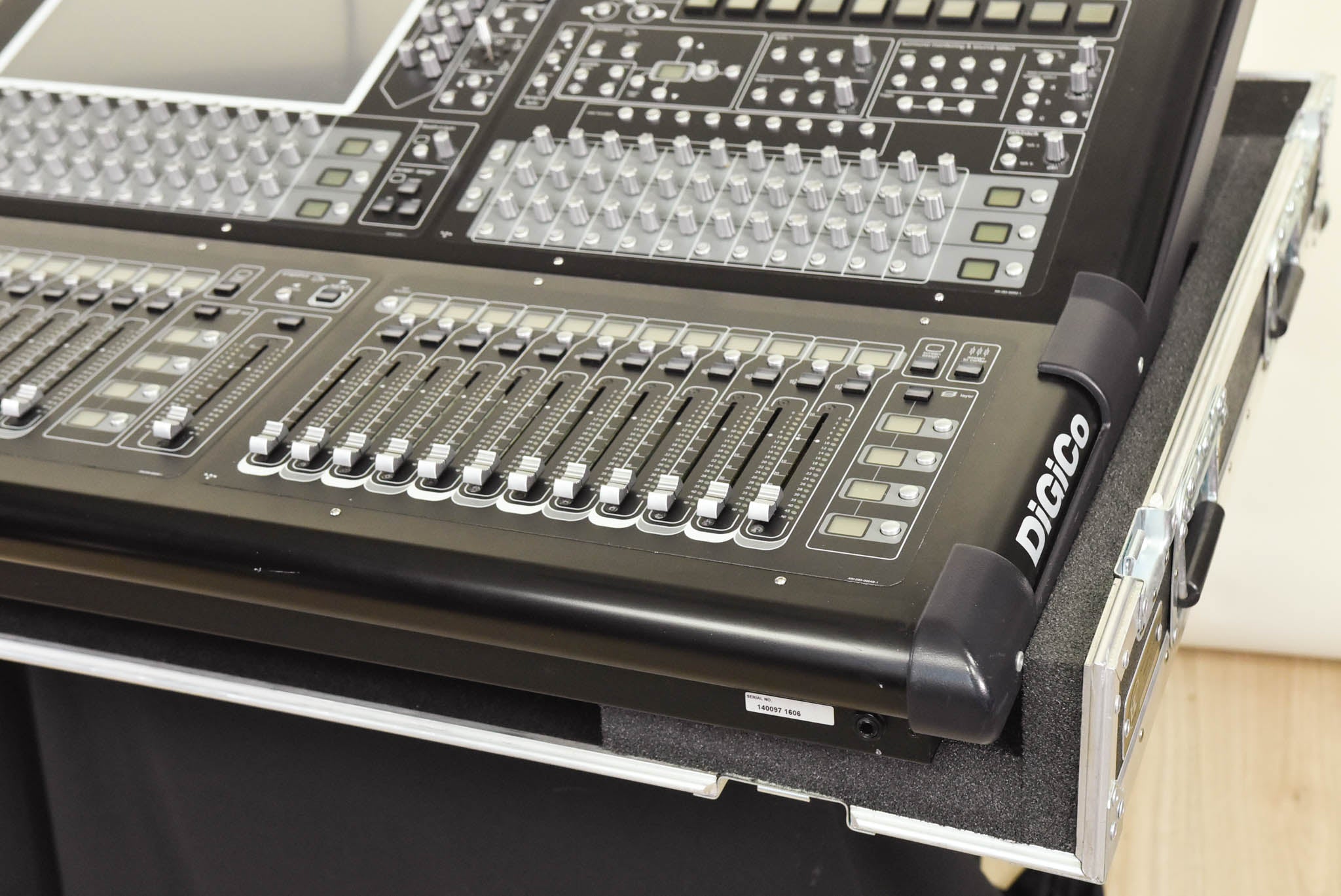 DiGiCo SD10-24 Digital Mixing Console with Road Case