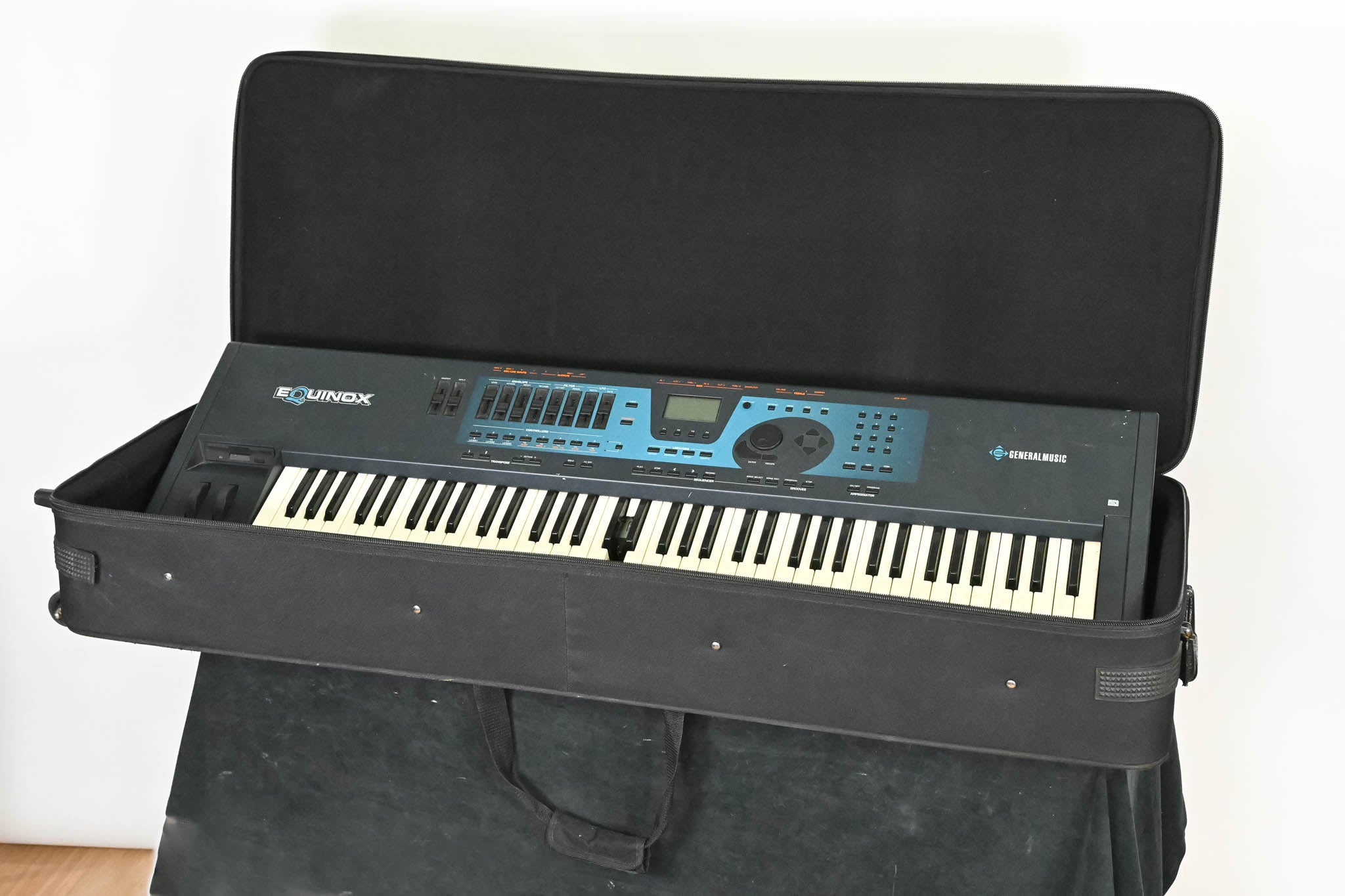 Generalmusic Equinox 76-Key Keyboard Workstation with Gator Case
