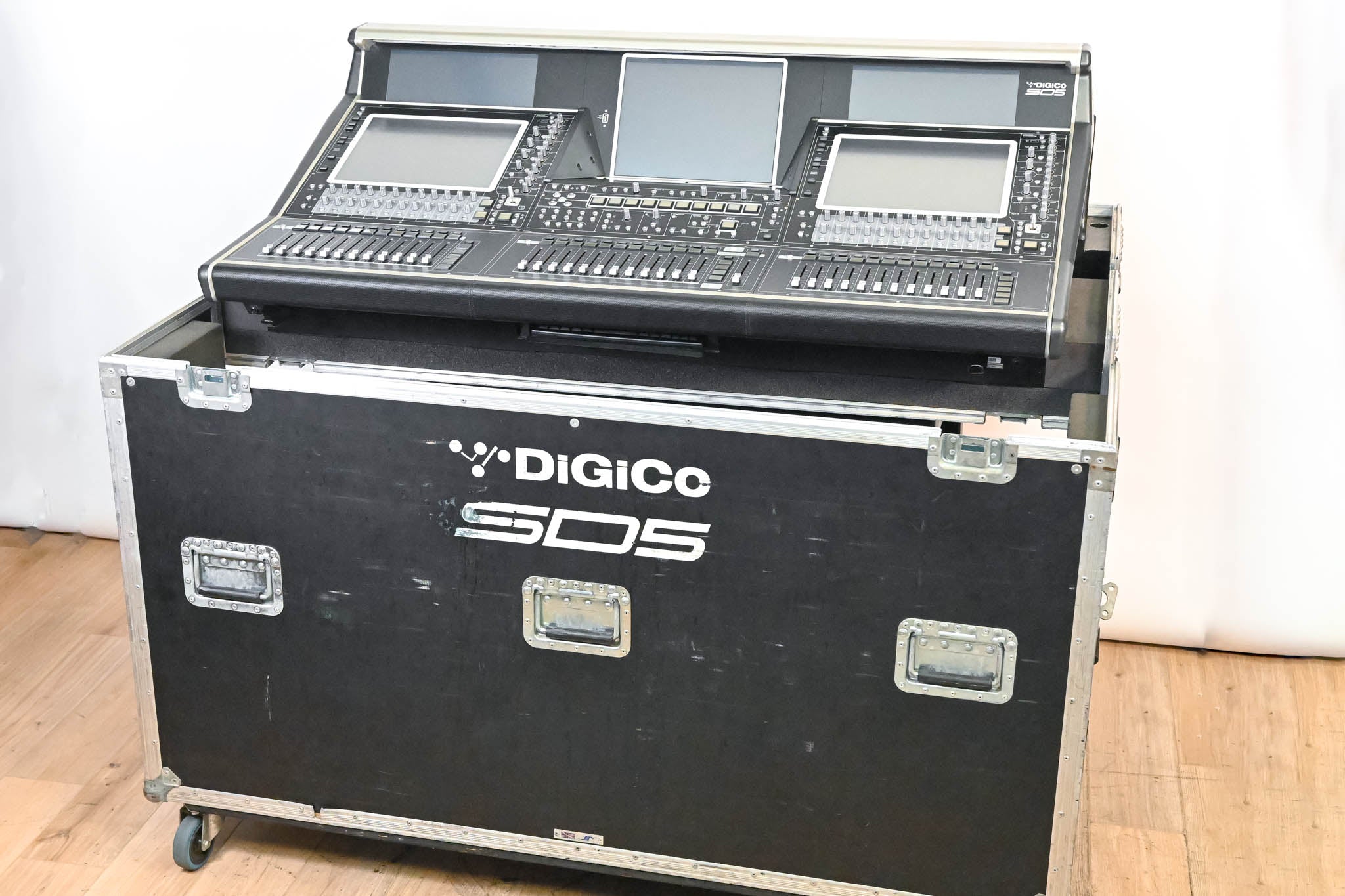 DiGiCo SD5 Digital Mixing Console with Road Case
