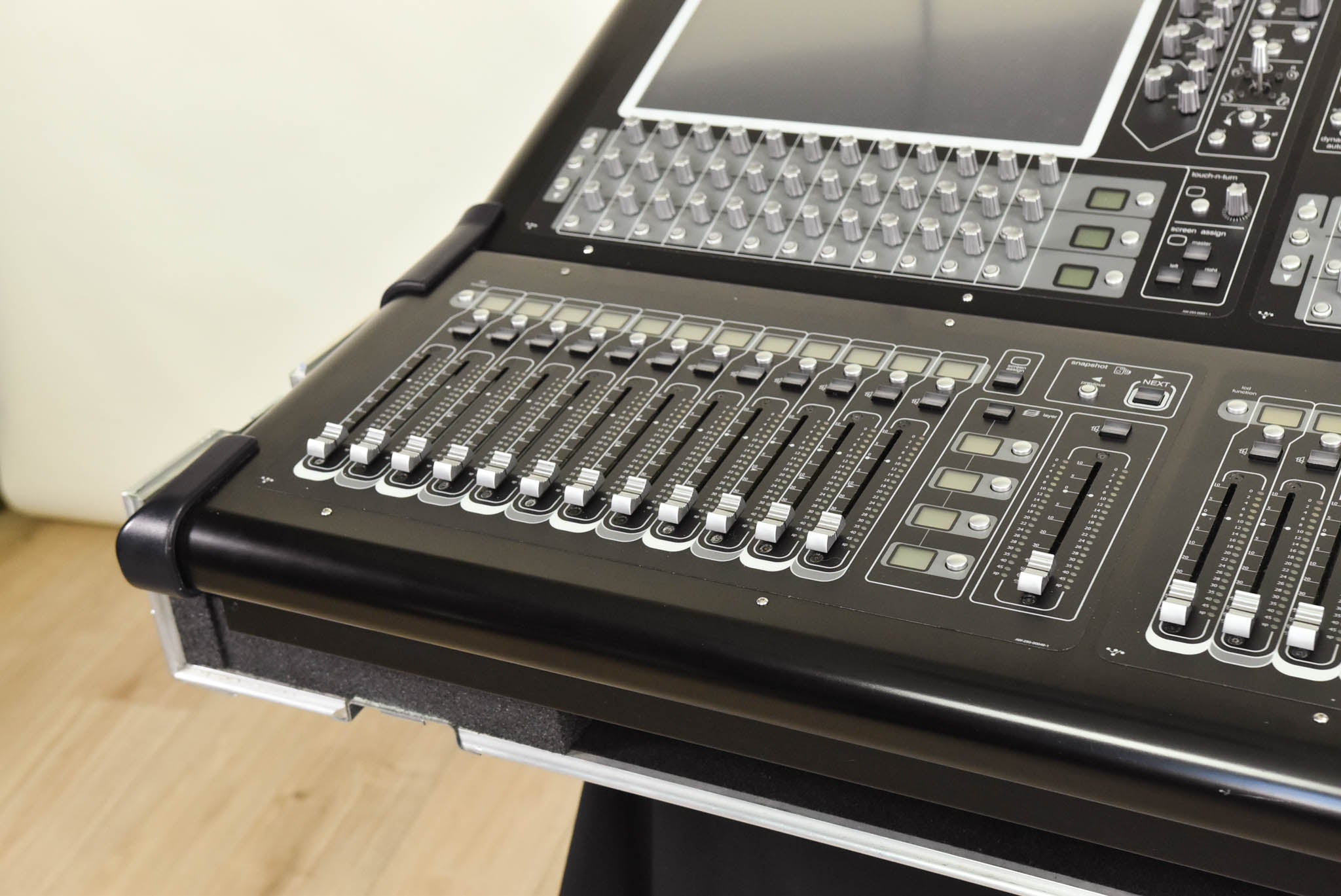 DiGiCo SD10-24 Digital Mixing Console with Road Case