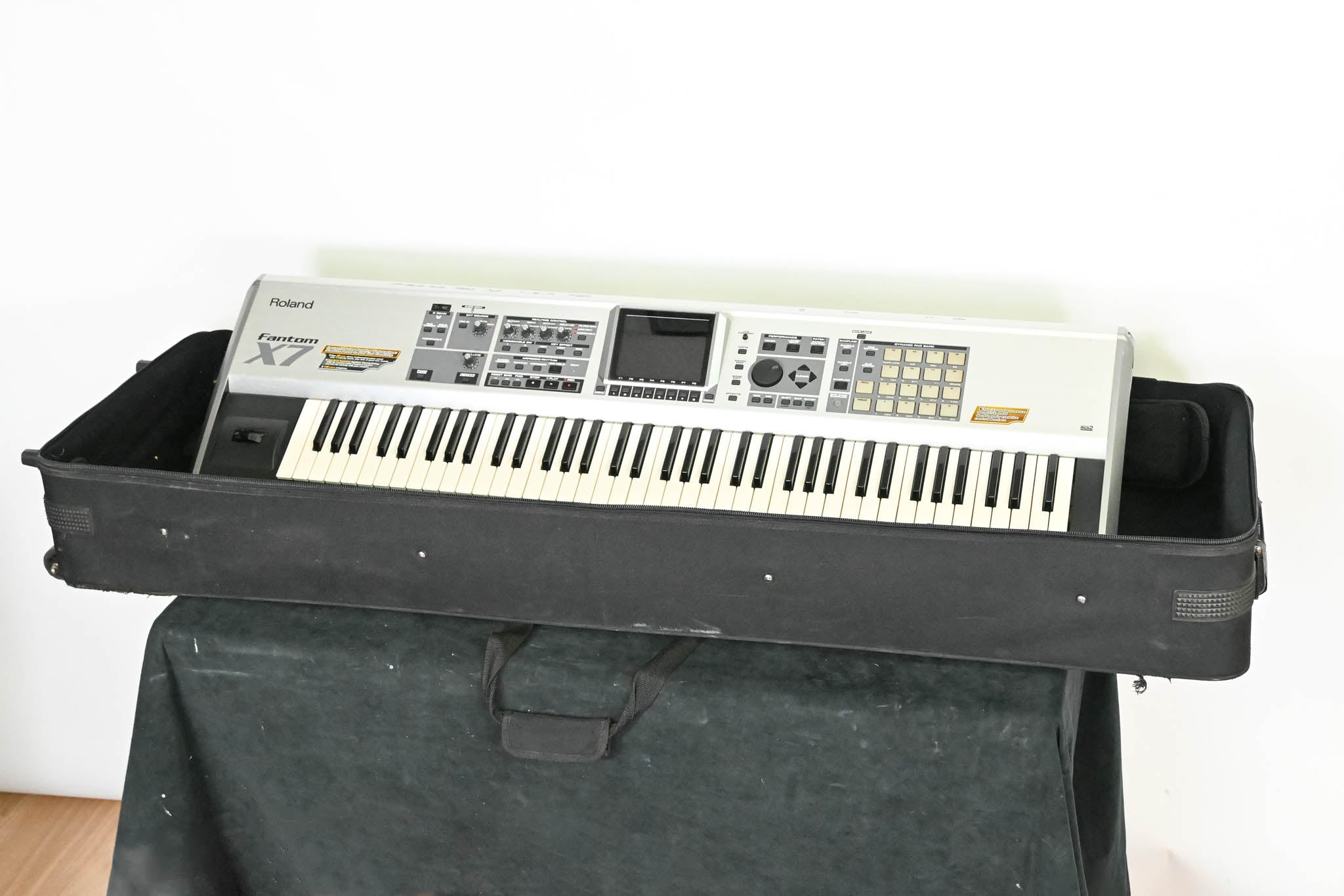 Roland Fantom-X7 76-Key Keyboard Workstation with Gator Case
