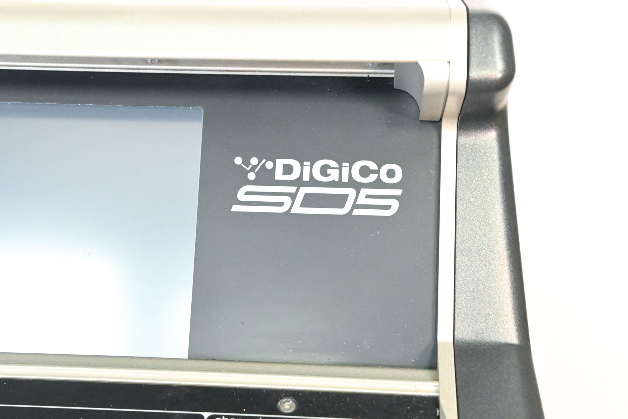 DiGiCo SD5 Digital Mixing Console with Road Case