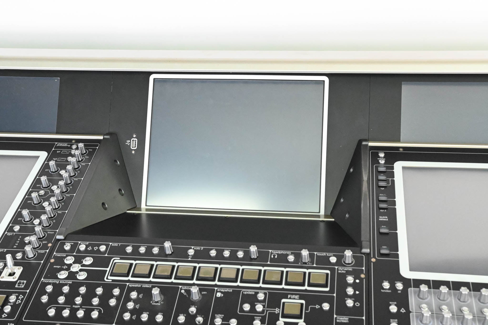DiGiCo SD5 Digital Mixing Console with Road Case