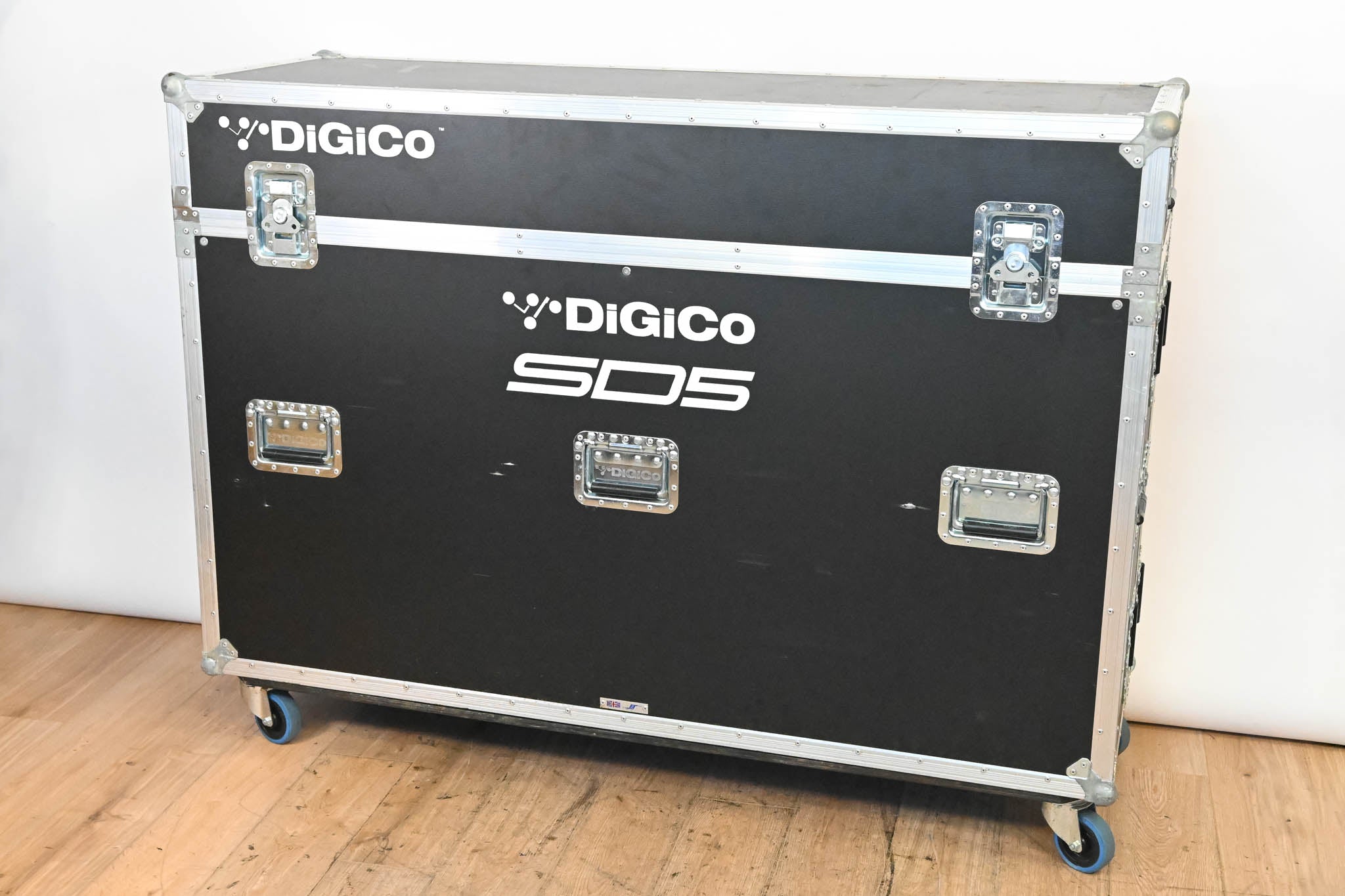 DiGiCo SD5 Digital Mixing Console with Road Case