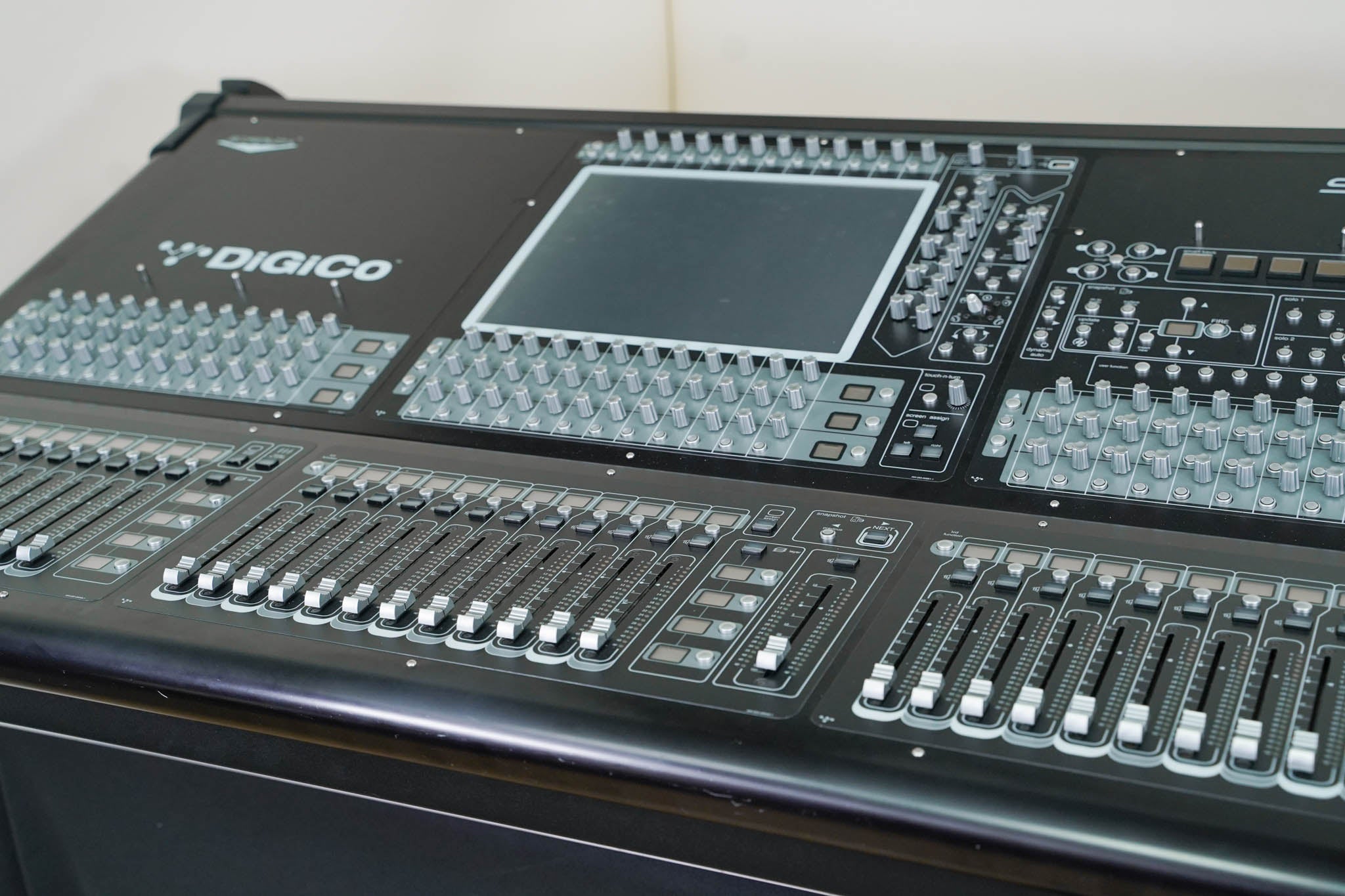 DiGiCo SD10 Digital Mixing Console w/ Waves Card, ST Optical & Road Case