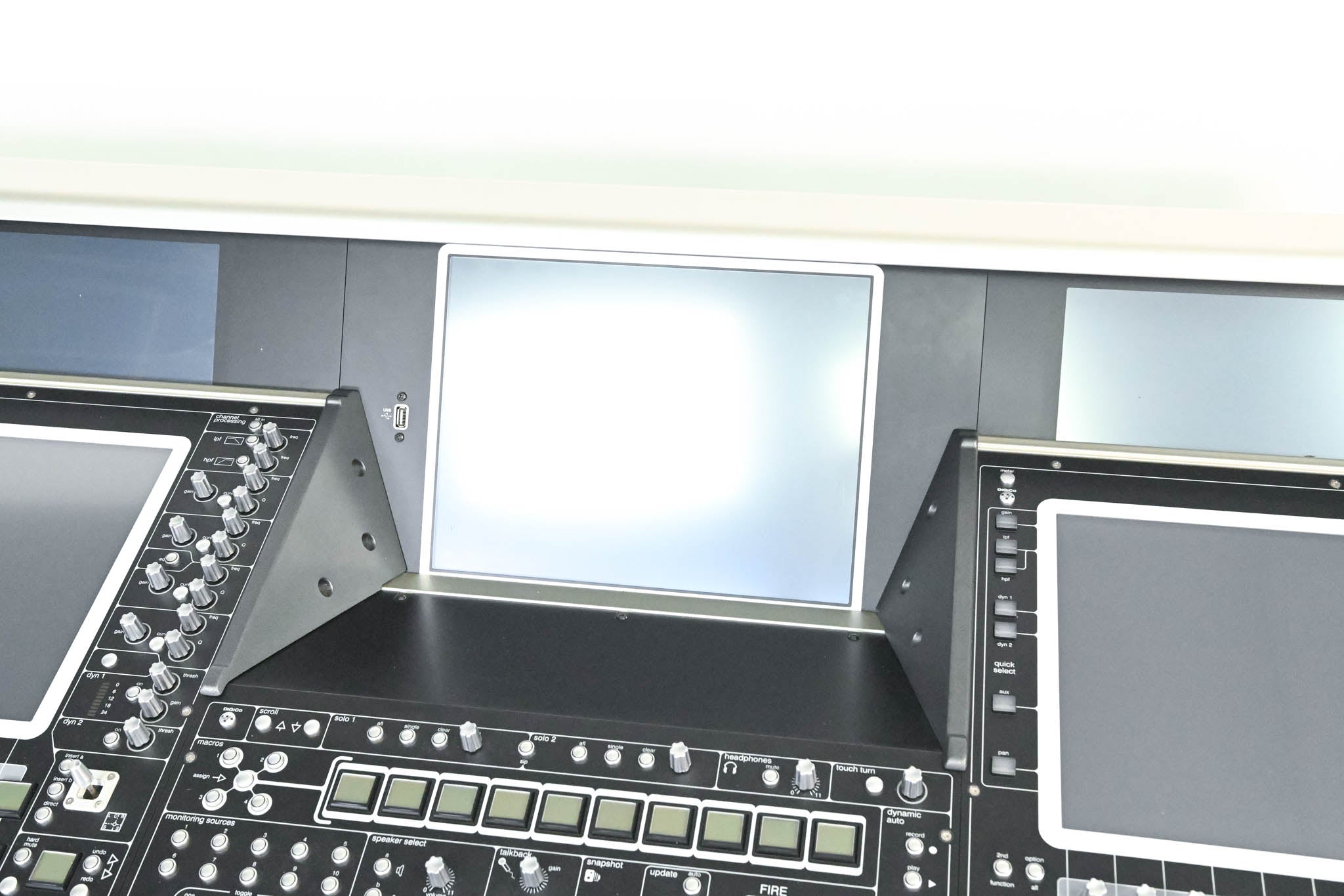 DiGiCo SD5 Digital Mixing Console with Road Case