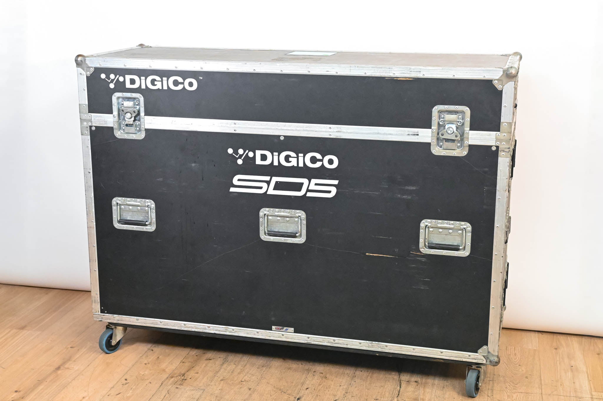 DiGiCo SD5 Digital Mixing Console with Road Case