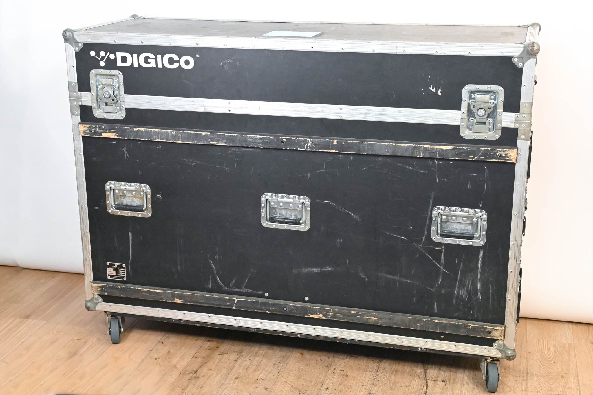 DiGiCo SD5 Digital Mixing Console with Road Case