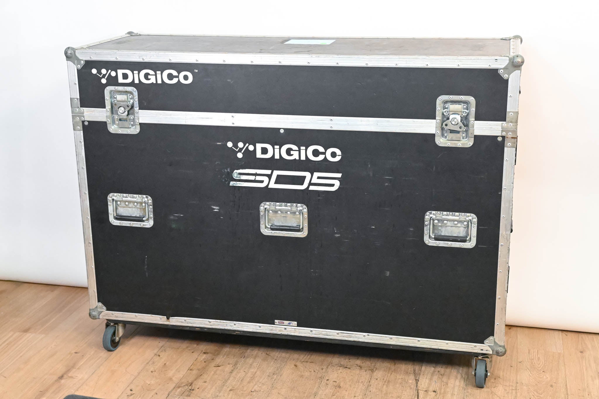 DiGiCo SD5 Digital Mixing Console with Road Case