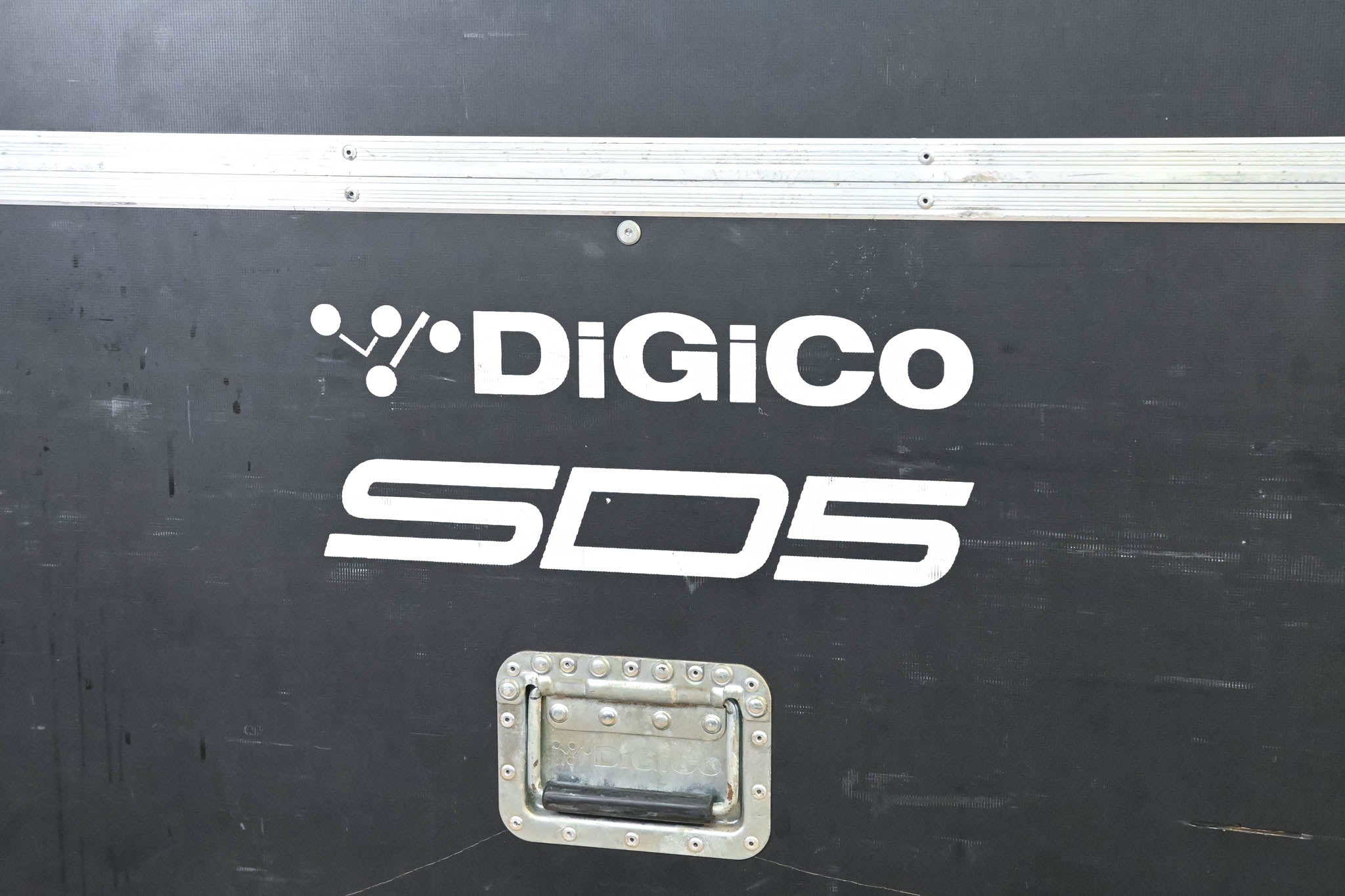 DiGiCo SD5 Digital Mixing Console with Road Case