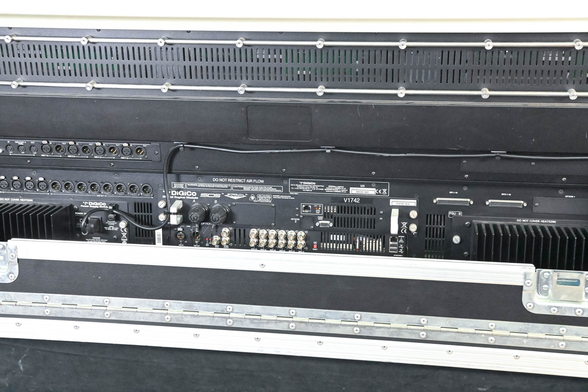 DiGiCo SD5 Digital Mixing Console with Road Case