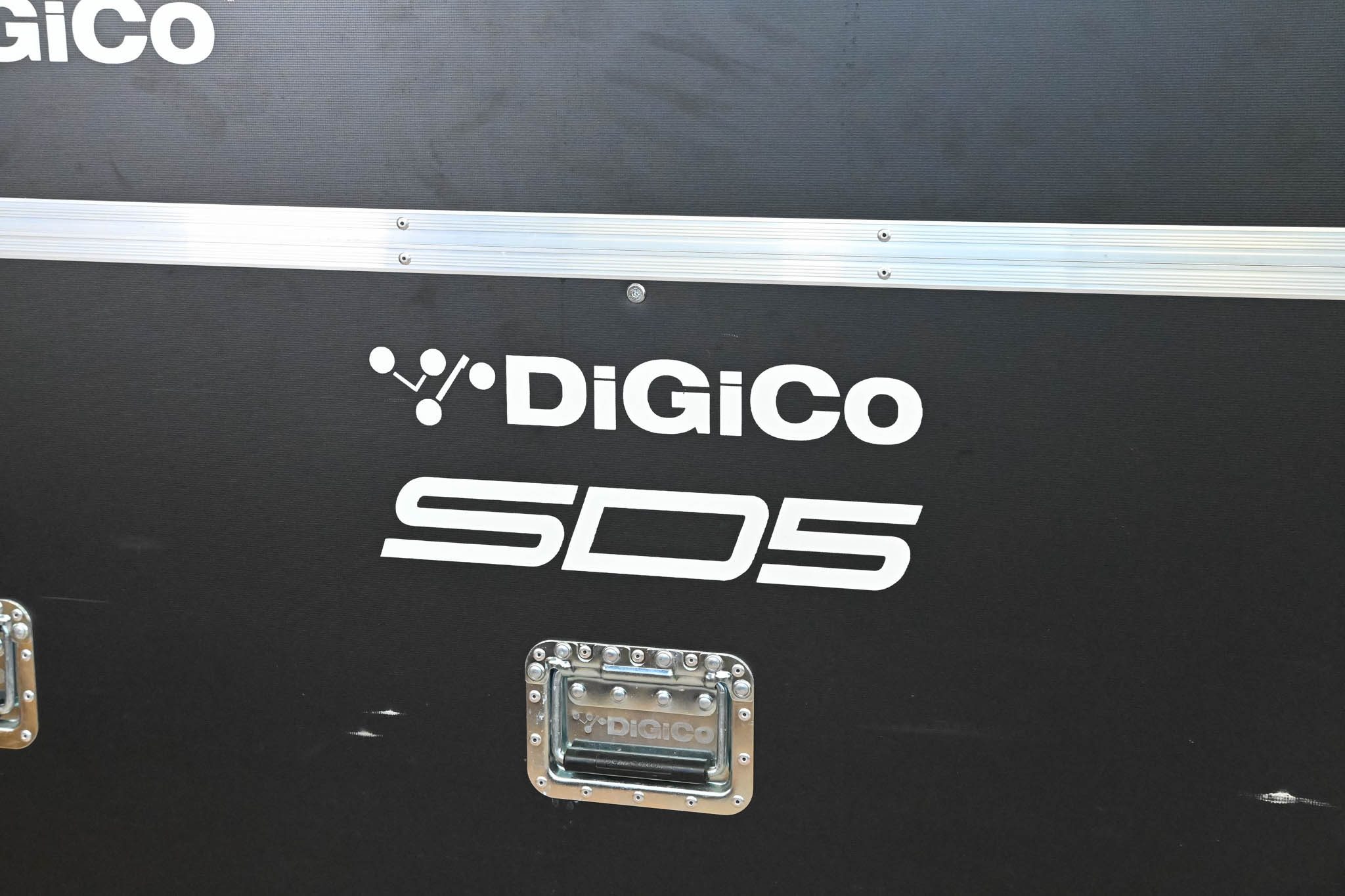DiGiCo SD5 Digital Mixing Console with Road Case