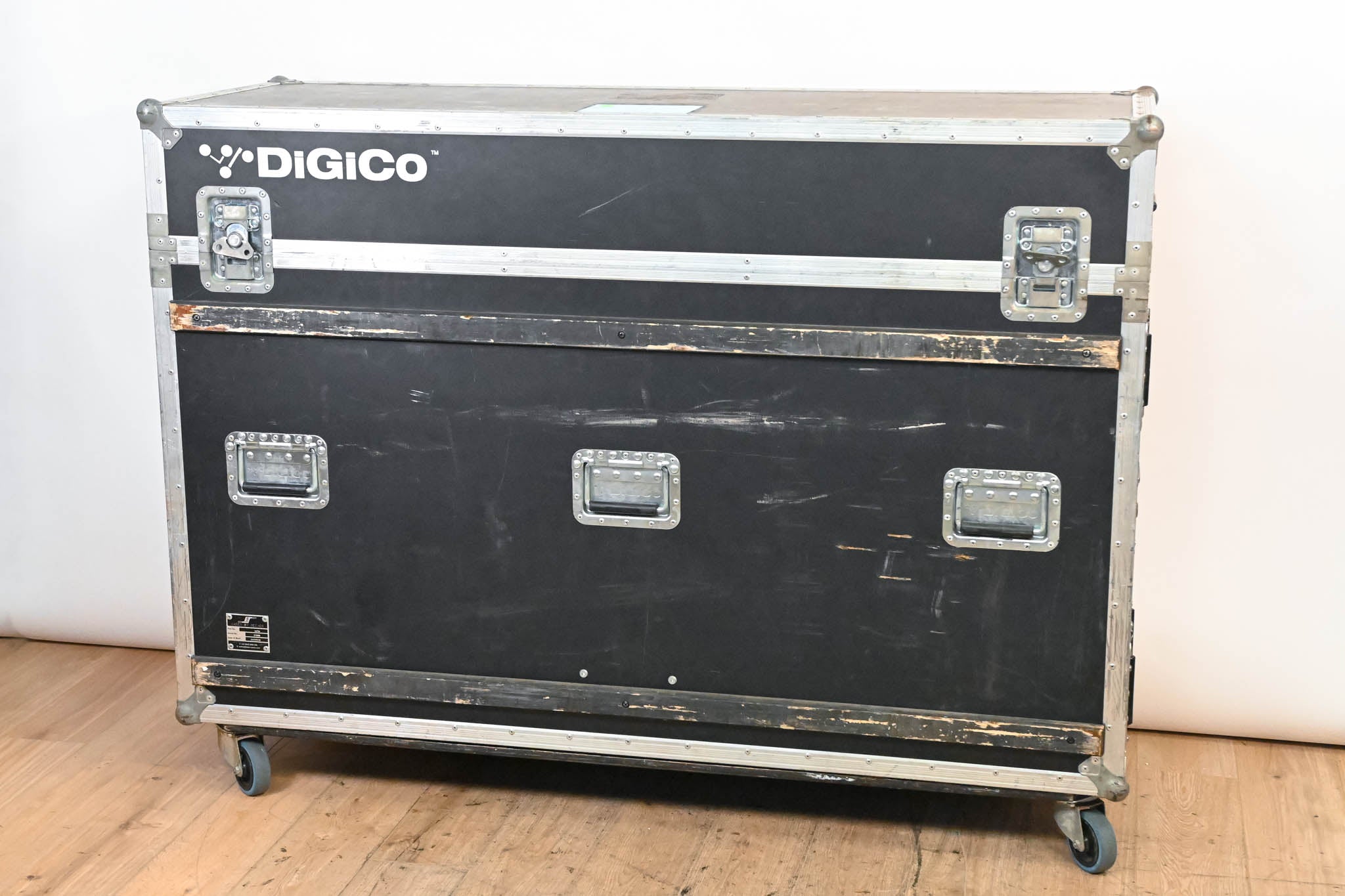 DiGiCo SD5 Digital Mixing Console with Road Case